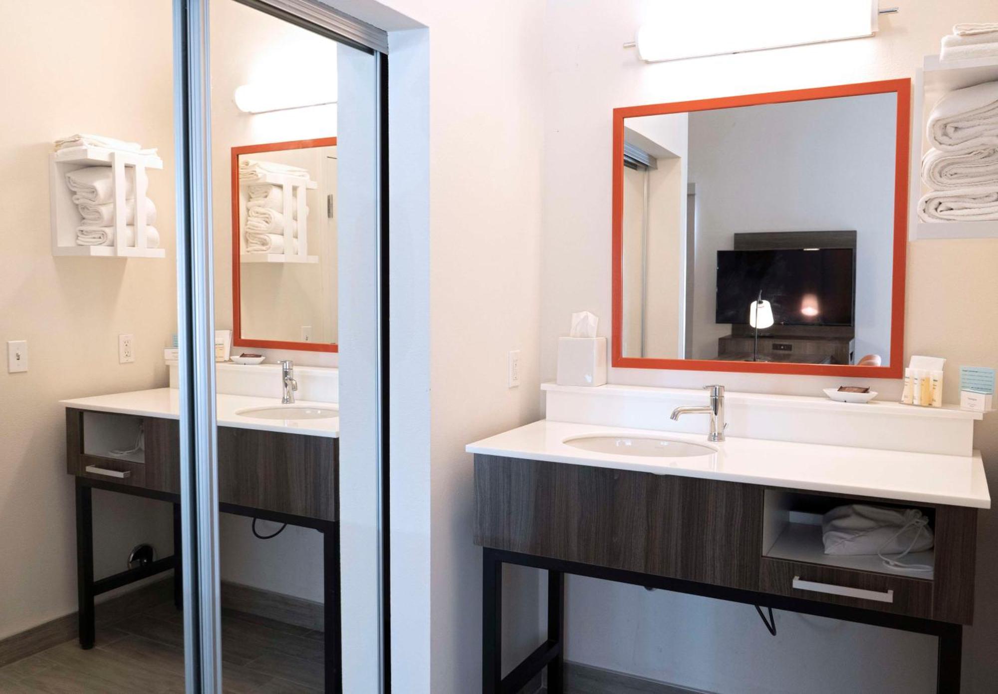 Hampton & Seal Hotel 3*
