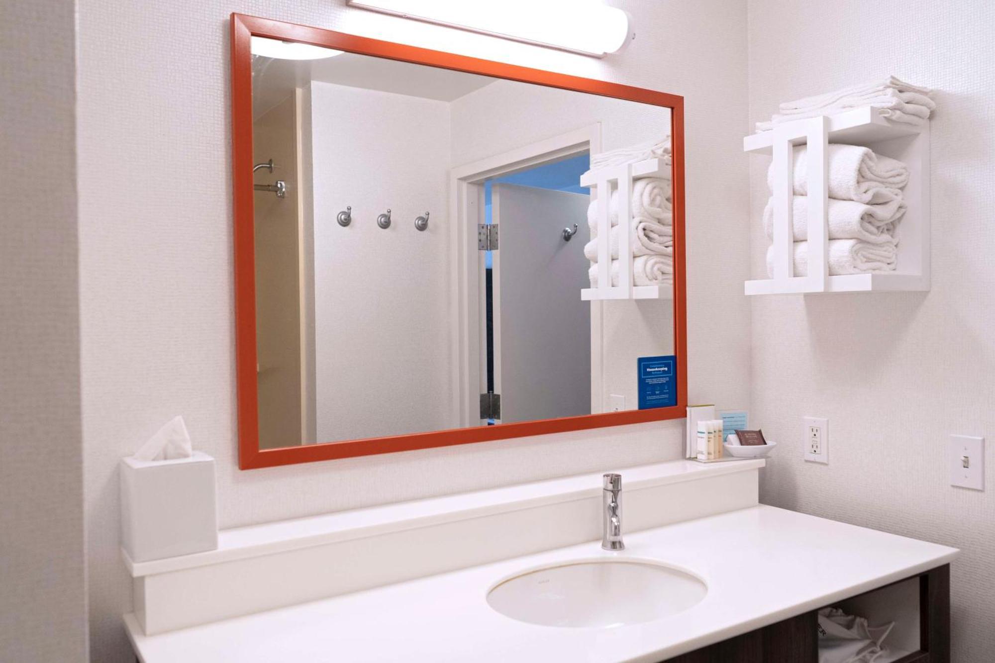 Hampton & Seal Hotel 3*